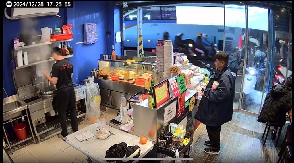 騎士誤催油門整車翹孤輪 暴衝撞進滷味店家