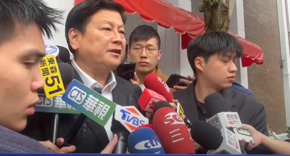 花蓮宿舍遭搜索追金流!傅崐萁「急喊這句」下秒踉蹌滑倒…網驚:老天在看