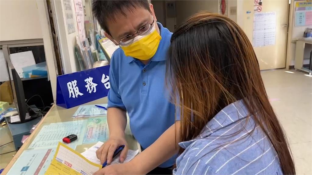 「新聞說不會抓」　新竹女移工衛生所打疫苗被逮
