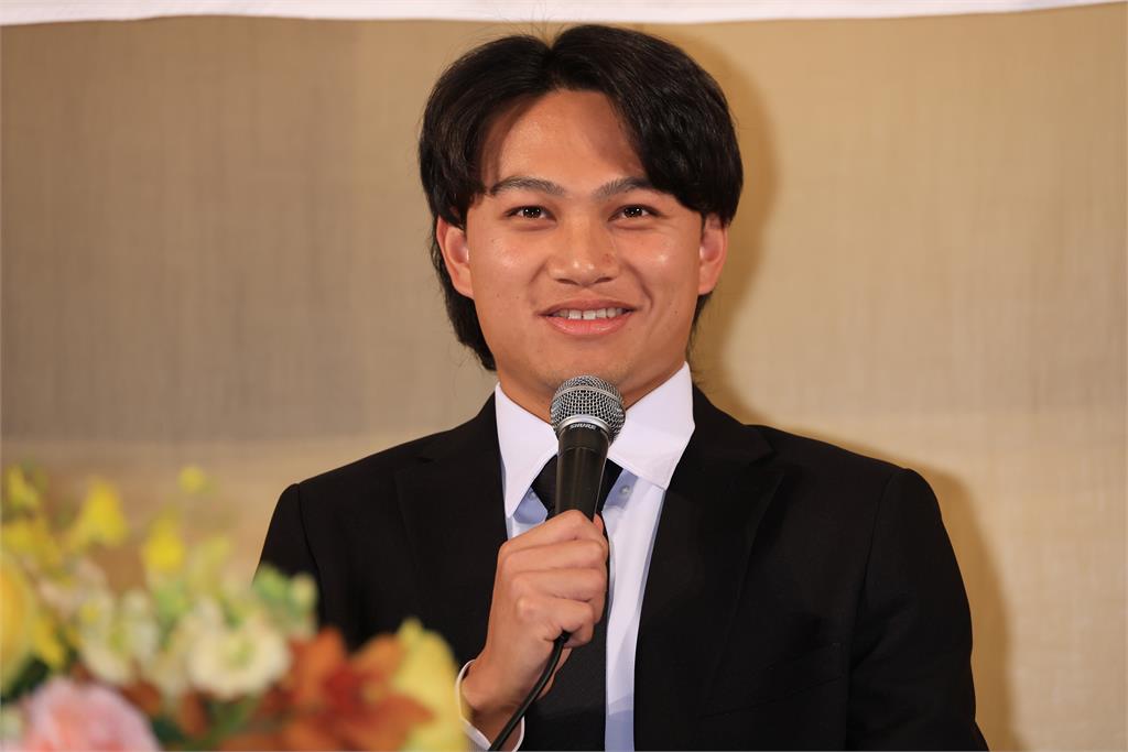 日職(影)／台灣王牌首度在日本亮相！徐若熙披上日職軟銀鷹戰袍談「最愛釣蝦」