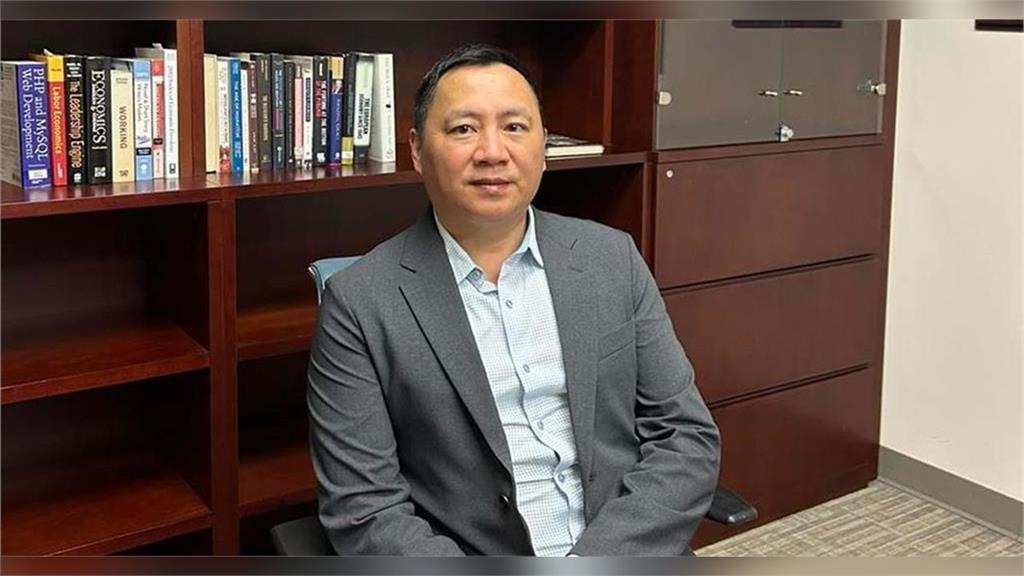 她穿「我是書店店員」T恤昂然挺胸被捕！王丹：能改變世界的「只有1事」