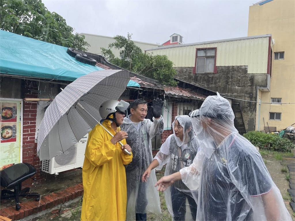 何博文台南救災「全身泥站水溝」掀議論!新北議員曝真相:沒變過