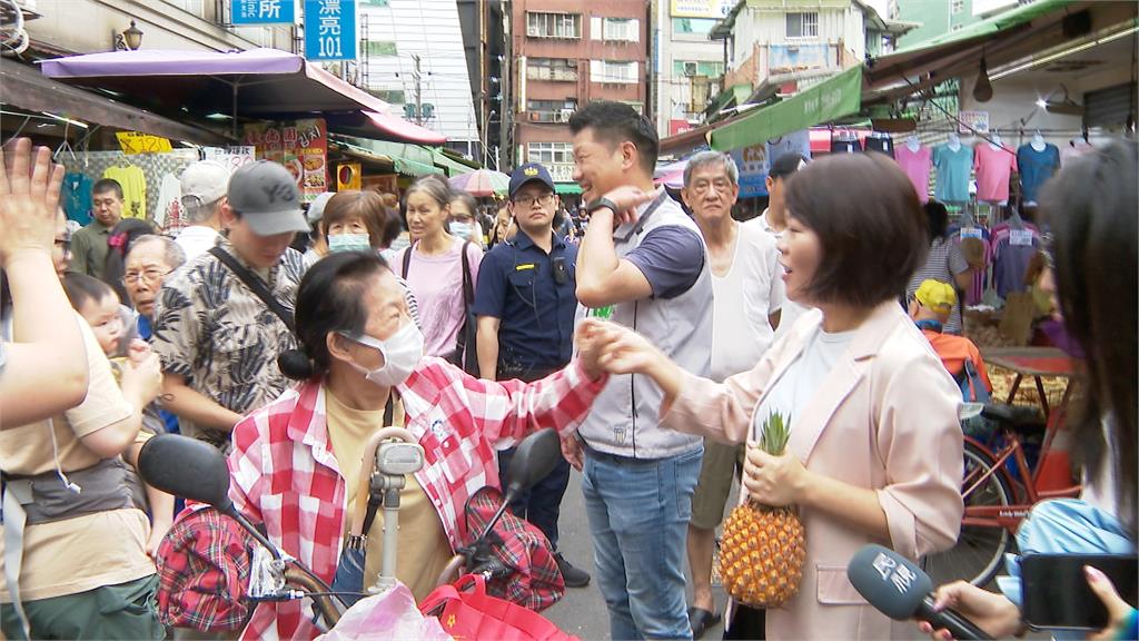 綠議員陪同「文山退葆」罷團掃市場 攤商送鳳梨祝福