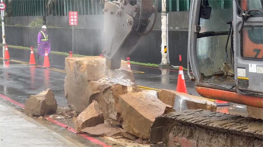 比車還大！基隆外木山湖海路5噸巨石崩落險砸車