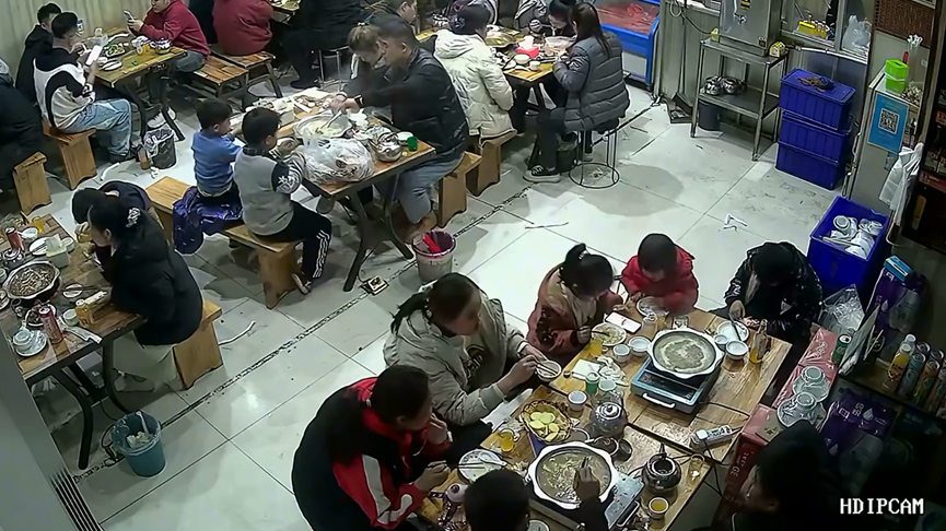 疑用膠水黏斷裂桌腳！中國6歲女童因熱湯燙傷　網怒批：餐廳負全責