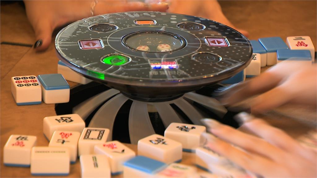日明星河北彩伽出席家具品牌活動 與粉絲互動玩遊戲