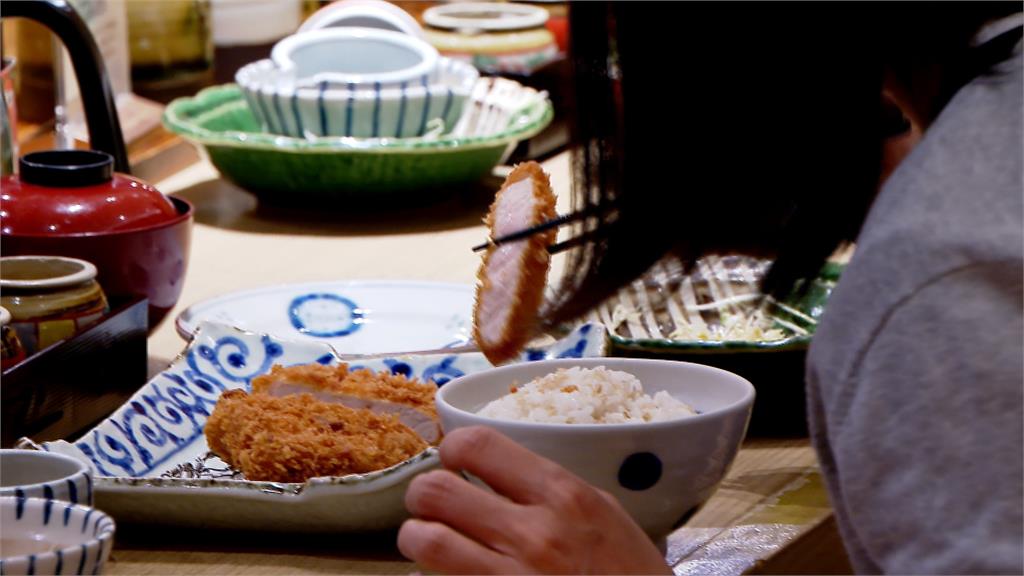 豬排不炸到全白能吃嗎？　日式品牌推「粉紅豬排」　低溫慢炸成關鍵
