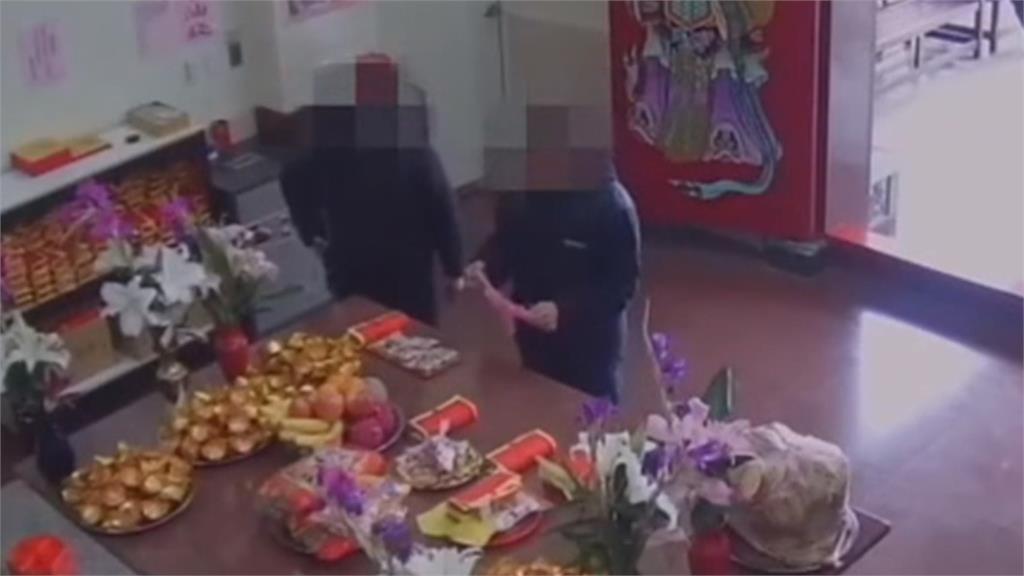 雙胞胎兄弟聯手行竊　神明眼皮下偷供品