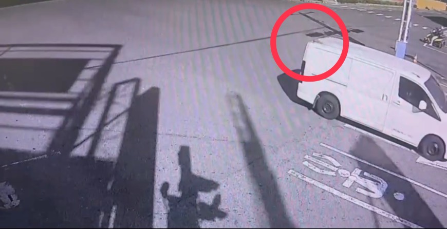 台中街頭突掉落「紅色斷掌」路人嚇瘋！員警急下車「結局超反轉」他慘了