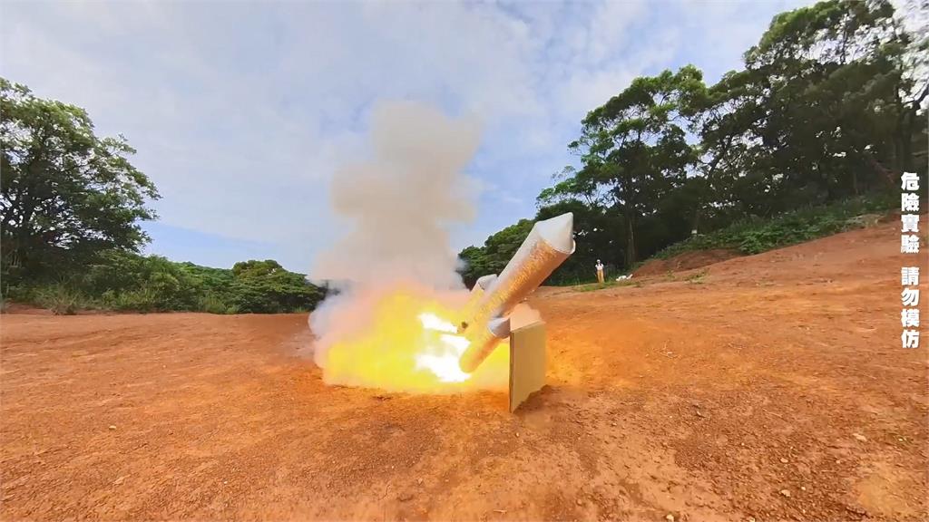 谷阿莫耗費「千盒火柴頭」當升空燃料 下秒見火箭彈射距離全看傻