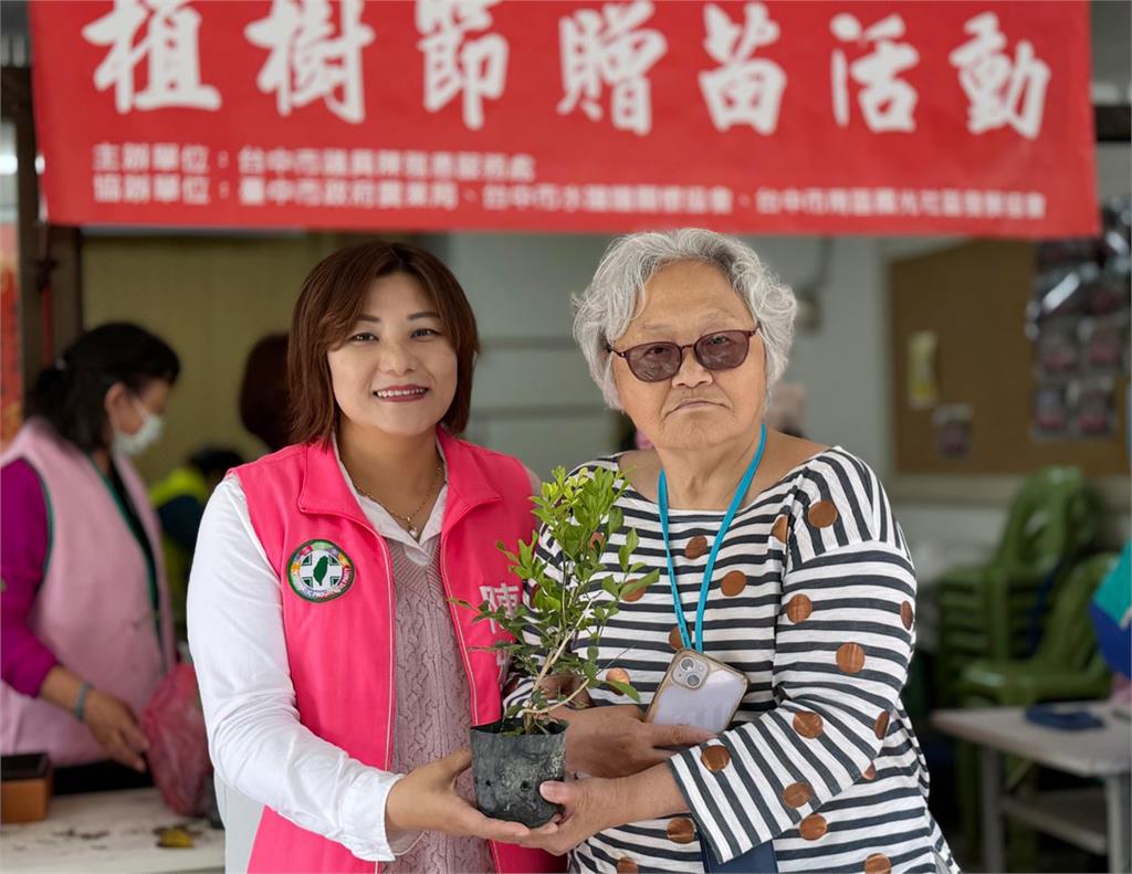 快新聞/半小時被搶光!台中綠議員陳雅惠代贈700株樹苗 籲共同美化環境