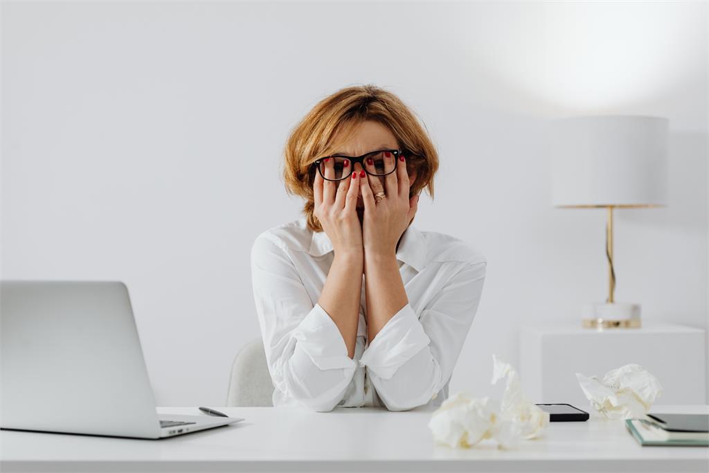 女友考進頂大「2個月自信全崩」! 教授PUA手段男友全說 網喊:快逃