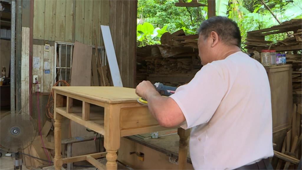 桃園大溪再生家具師 50年木工技藝化腐朽為神奇