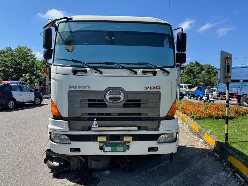 快新聞／國慶憾事又一樁！台中東勢大橋「水泥車撞重機」　女騎士當場身亡