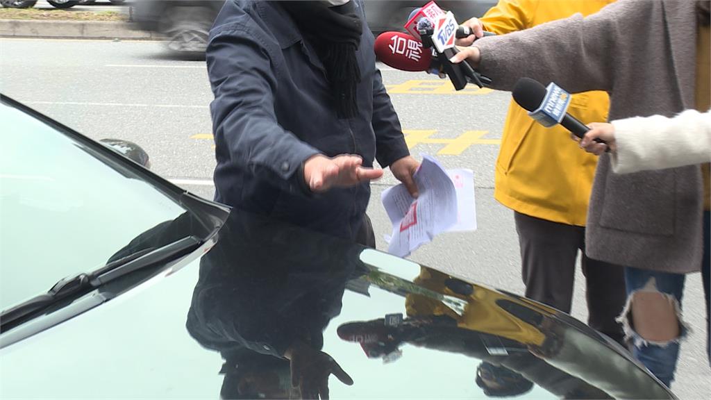 不滿計程車變換車道靠太近? 3煞當眾攔車恐嚇嚇哭女乘客