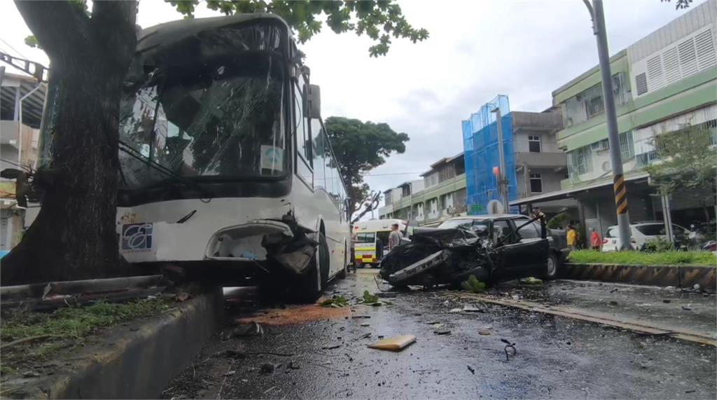 快新聞/碰!台東綠色隧道轎車對撞公車 釀3傷1命危
