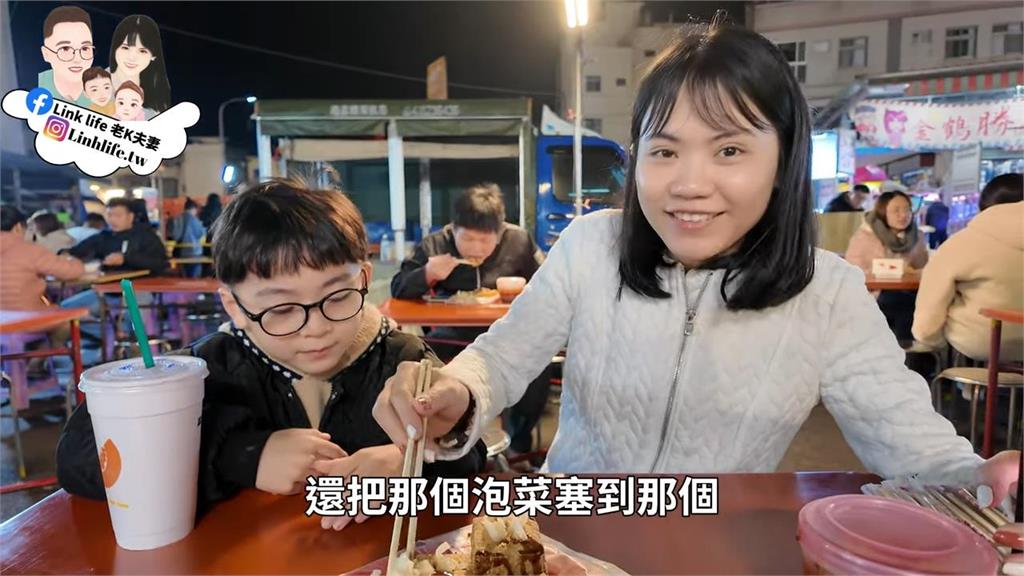 回台直奔夜市！「泡菜狂塞臭豆腐」吃法超專業　越南人妻笑：懷孕時愛吃
