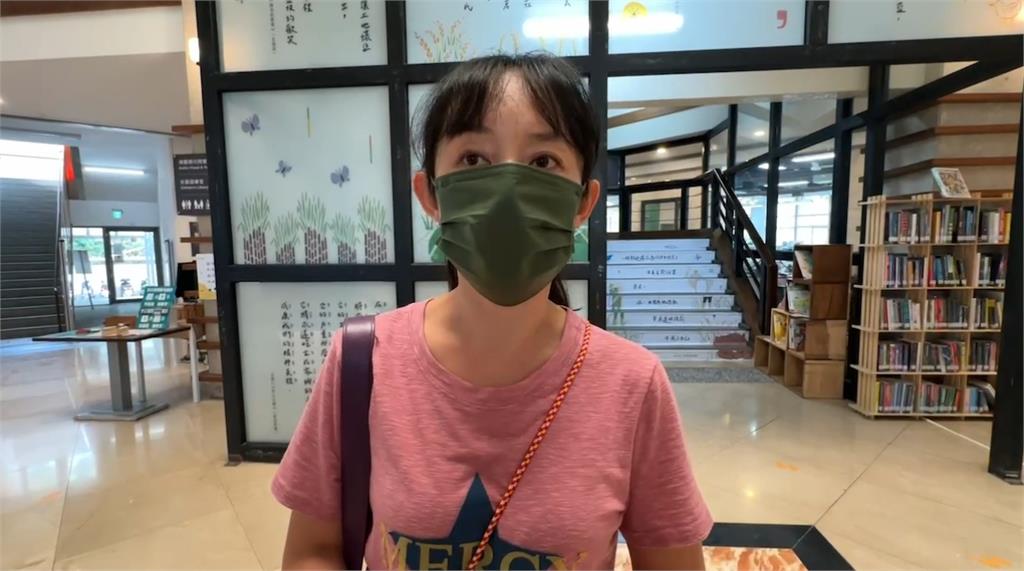 雲林圖書館驚見集體嗑便當 館方:策展員有先取得許可