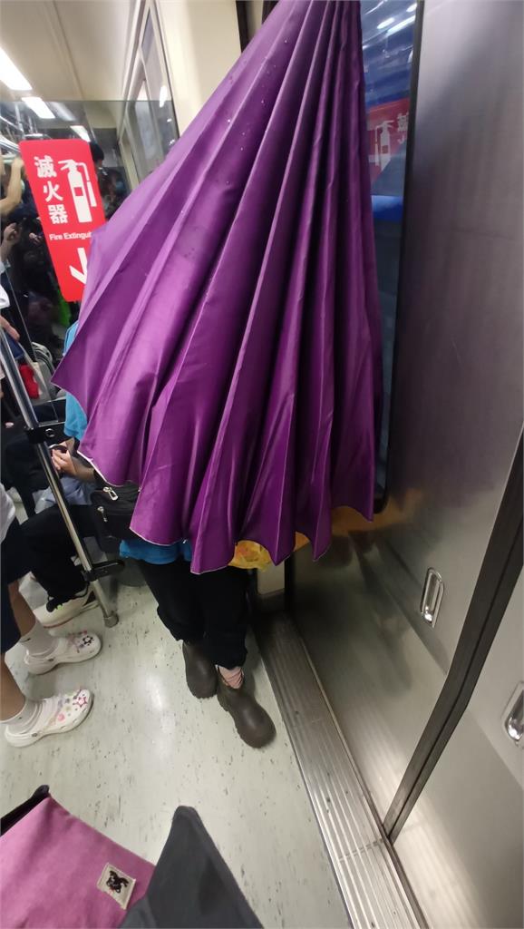 捷運上驚見「真雨傘鬼」穿梭！下秒她「上半身失蹤」網嚇喊：曾遇過