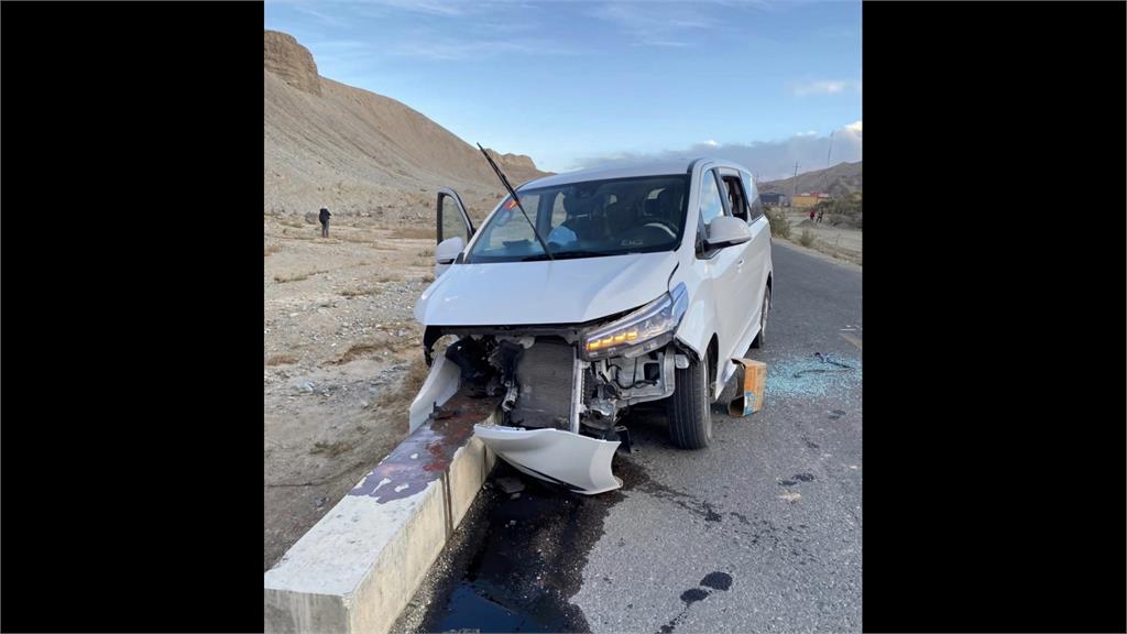 台灣旅行團新疆車禍1死3傷 疑超車不慎撞分隔島