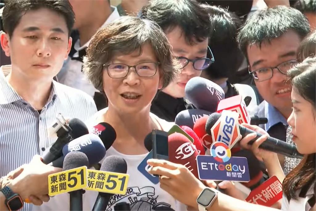 小草堅定挺柯集結北檢聲援! 黃國昌、周榆修到場靜坐