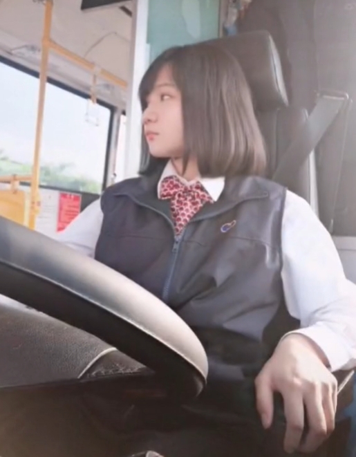 美少女「公車司機」發車囉　24歲正妹「童顏」超吸睛39萬網友求上車！
