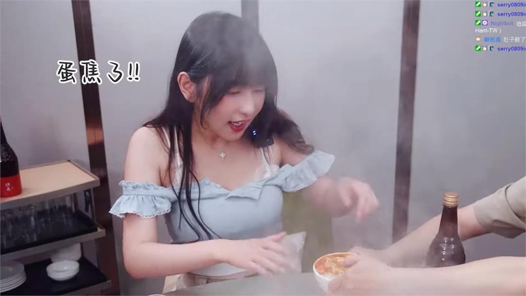 正妹前電競選手化身小廚娘!挑戰創意料理大翻車 網笑:看不到食物