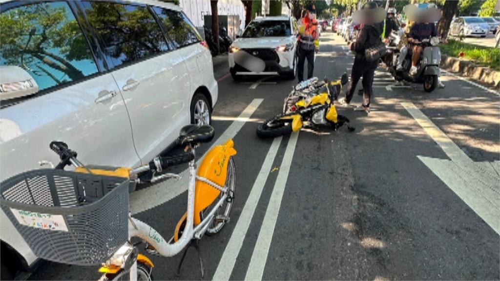 騎士路過車禍現場「比倒讚」 下一秒糗撞車倒地