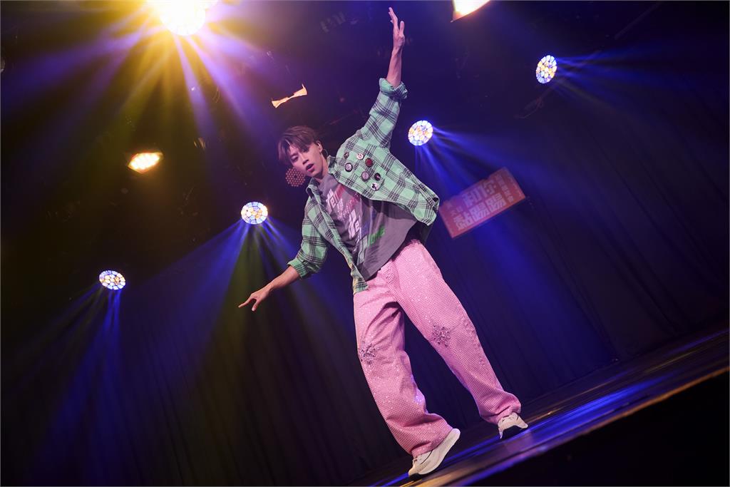 快新聞/大秀帥氣側翻!黃文廷健身寵粉無極限 首場見面會Ozone四帥驚喜現身