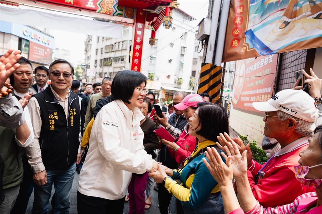 快新聞／人氣爆棚！蘇巧慧新北跑透透　李洋母親現身贈「金牌高粱」力挺