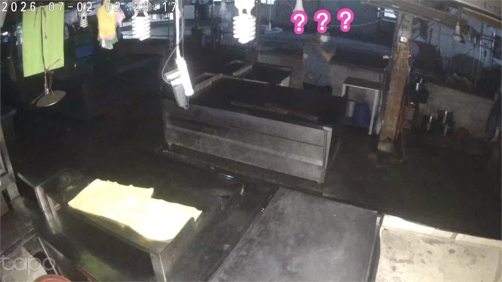 黃昏市場攤商監視器直擊犯案！　老闆開擴音器「勸離」小偷嚇壞