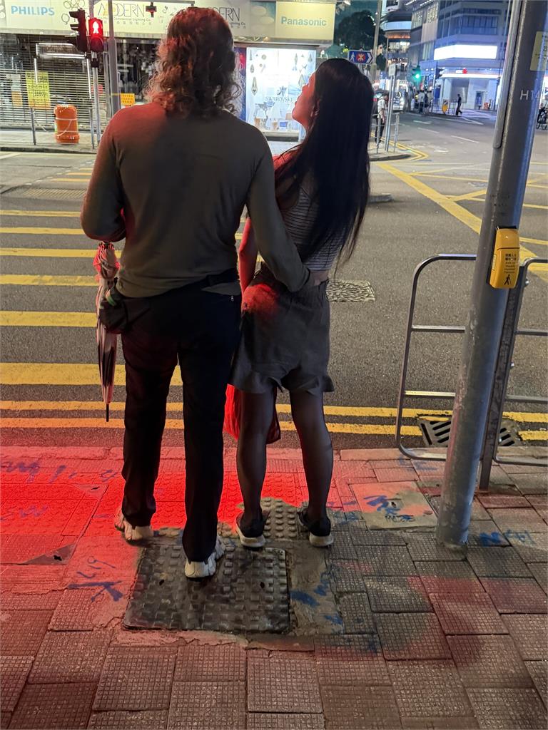 香港地鐵驚見「摸臀俠」！女坐男腿上被「伸褲開摳」…一票人驚是慣犯身分曝光