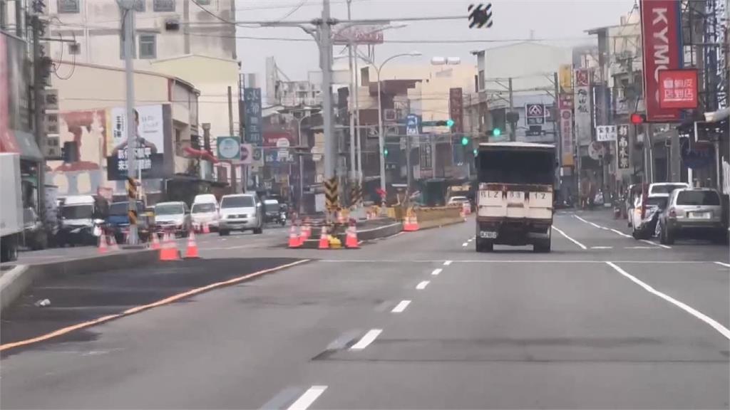 彰化市區神獸出沒 巨型水鹿逛大街險遭撞