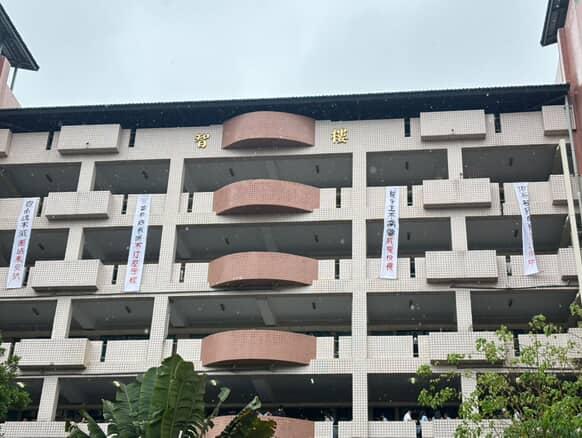 新校長還沒上任就遭嗆!學生掛布條「滾出板中」名醫嘆:10年前不是這樣