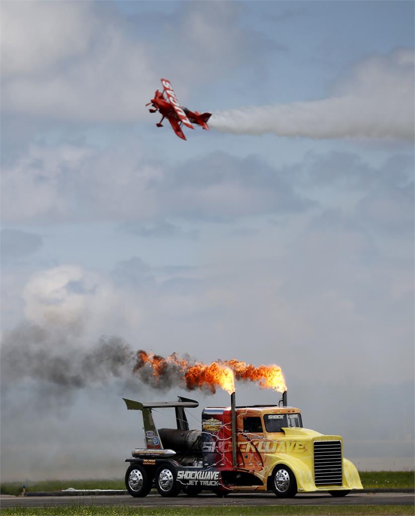美航空展「噴射卡車」飆時速500公里追飛機！瞬間驚天爆奪命畫面曝
