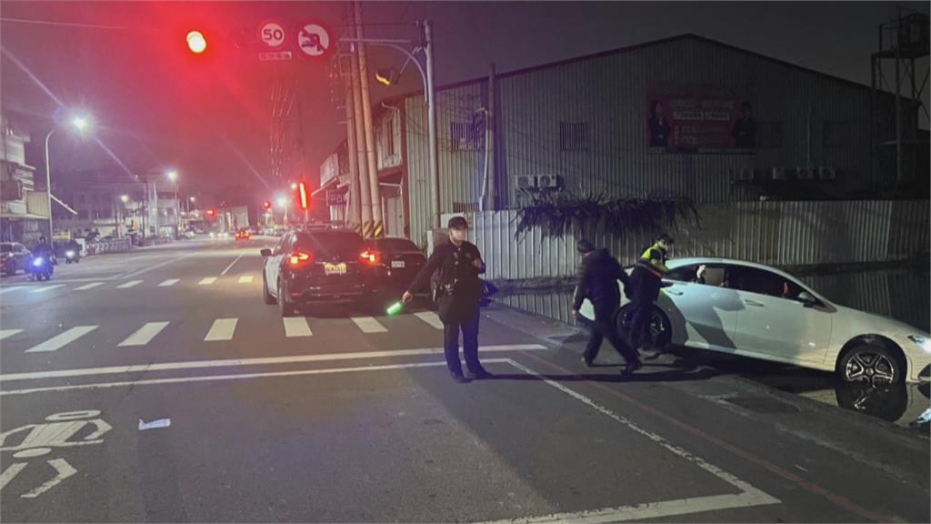 不熟路況全程「靠導航」台中南屯小客車倒插水田