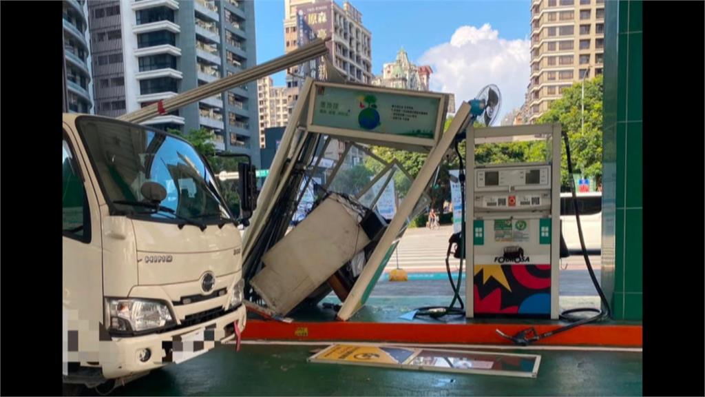 新北載水管貨車「沒測好距離」　加油站收費亭遭衝撞歪斜傾倒