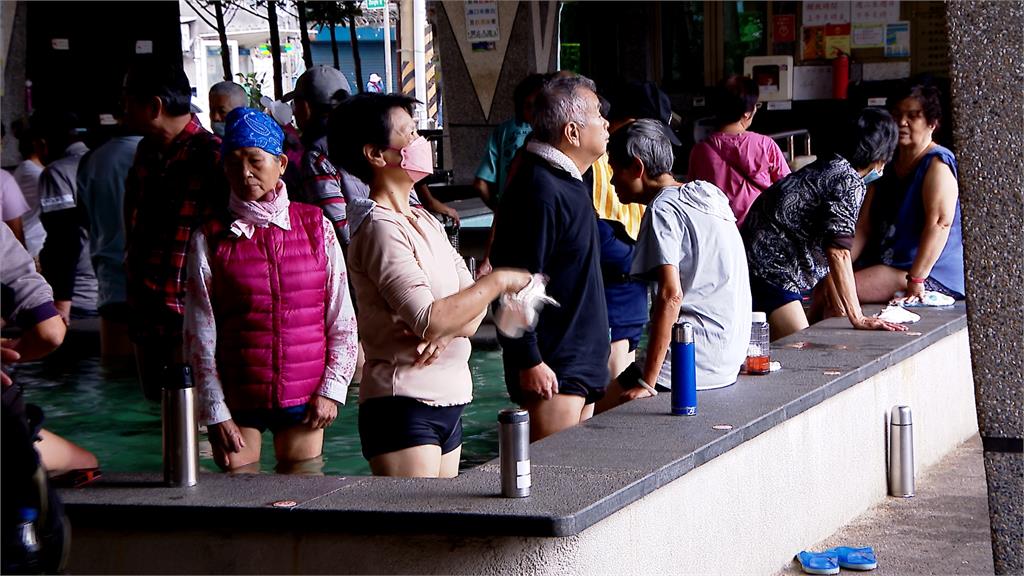 冷氣團發威　今低溫石碇僅10.1度、玉山飄雪了