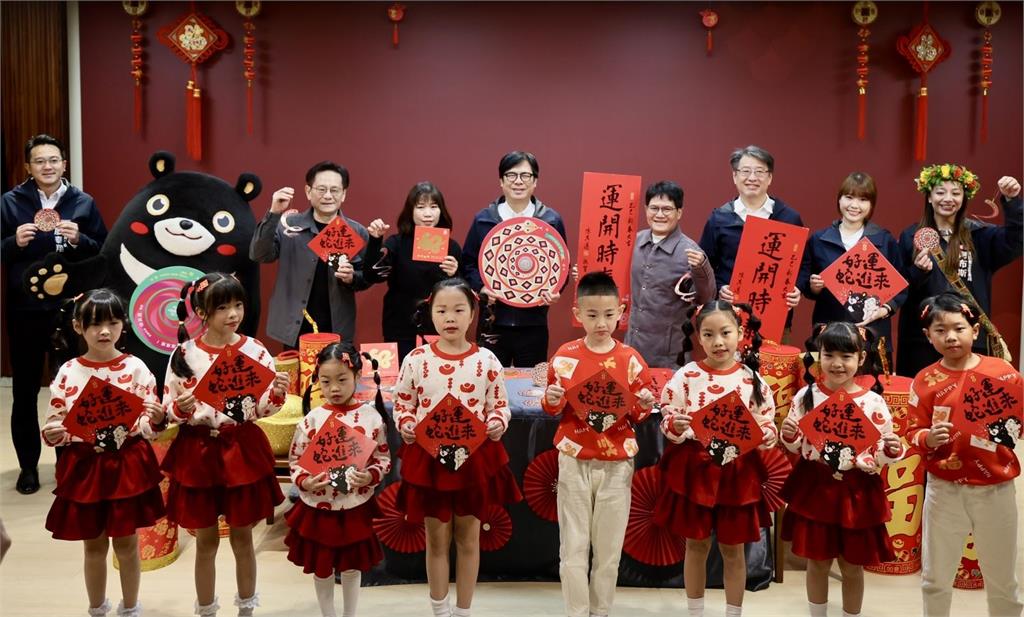 快新聞/好運蛇進來!陳其邁開箱高雄限定蛇年春聯、開運小紅包 發放時間曝光