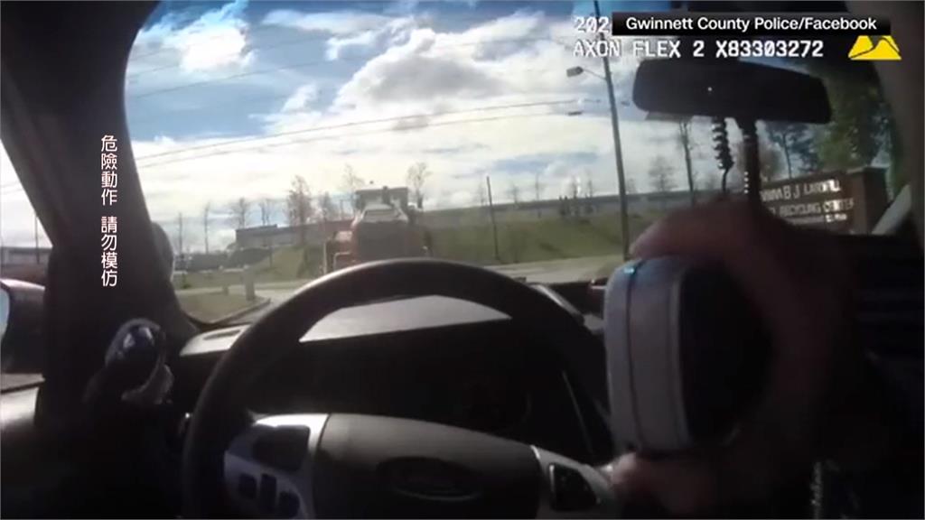 美國上演「裝載機尬車」　時速30公里超慢速警匪追逐