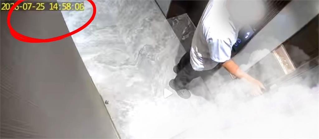 BY2中國住家疑遭鎖定！陌生男連2天蹲門口「狂按密碼鎖」監視器驚悚畫面曝