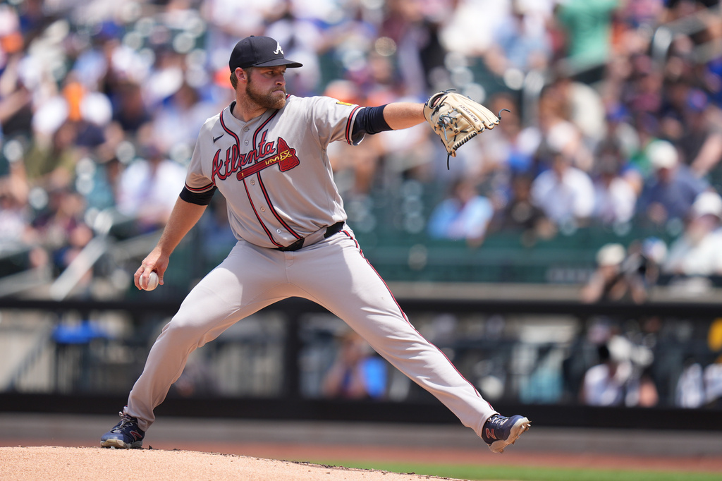 MLB(影)/百萬分之一的機率!勇士外野手回傳球竟擊中護網支柱多失分