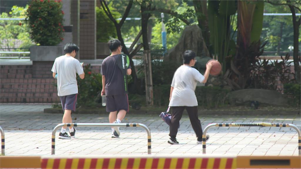 新校長未報到先遭嗆聲! 板中學生掛白布條抗議:獨裁者