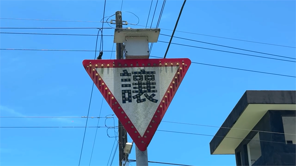 快新聞/誇張畫面曝光!不甩禮讓警示 宜蘭騎士騰空飛起重摔、轎車衝田中壓成長方形