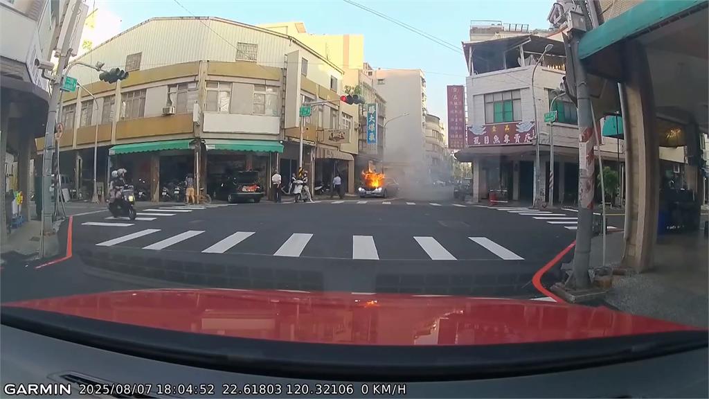 高雄驚傳火燒車意外! 「瓦斯行前起火」驚悚畫面曝光