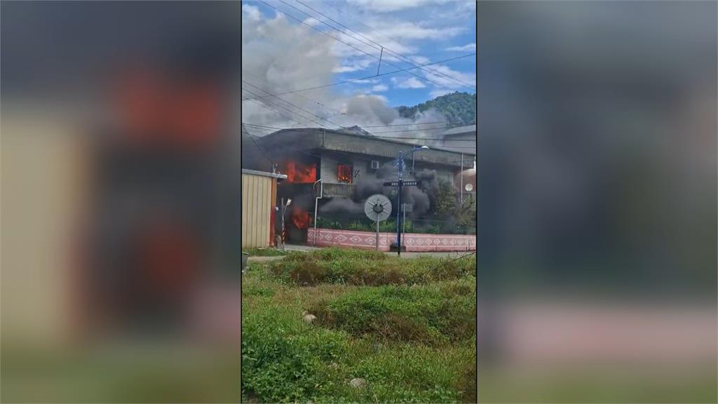 兩童逃生！　宜蘭兩層樓住宅火警　消防員救出驚魂黑狗