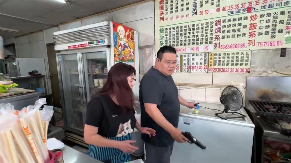 高雄鼓山服飾店「牠闖入」 叼走餅餅 店家無奈:遇到另類土匪