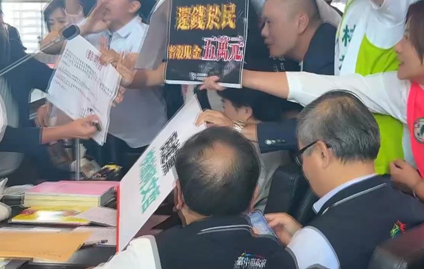 藍綠吵要盧秀燕發現金 江和樹突拿手板"快放柯文哲"