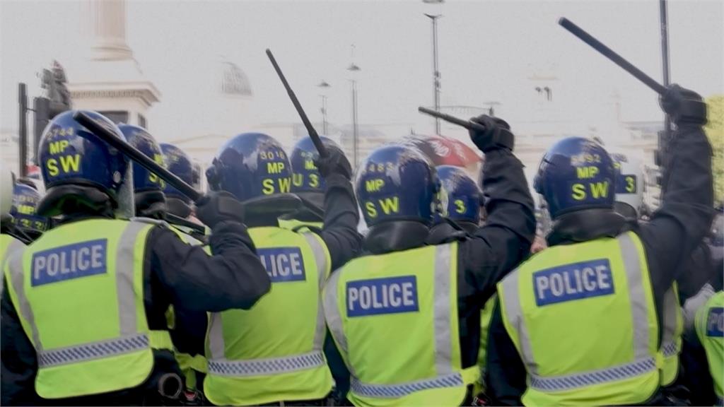 英國爆發反移民示威　15萬人上街、馬斯克視訊參與力挺
