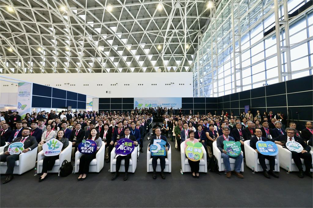 快新聞／結束鐵人行程返台！直奔高雄智慧城市展　陳其邁：打造以人為本的AI城市